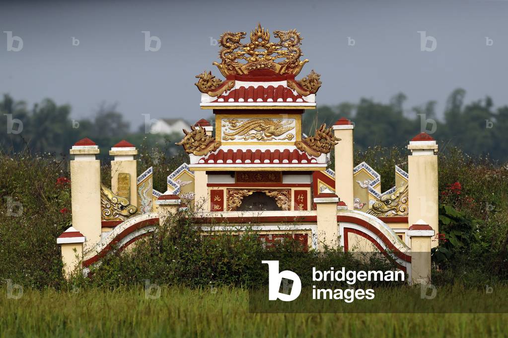 Buddhist grave in rice field, Hoi An, Vietnam, 2019 (photo)