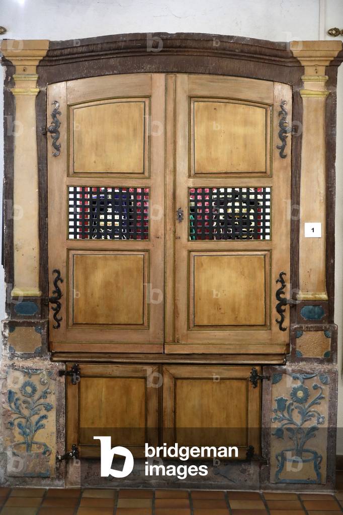 Torah ark with Torah scrolls (photo)