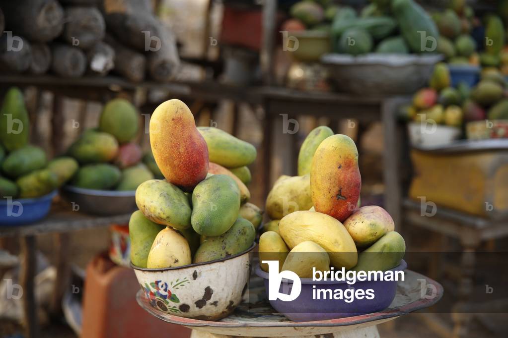 Mangoes sold at a roadside stall near Kara, Togo, 2019 (photo)