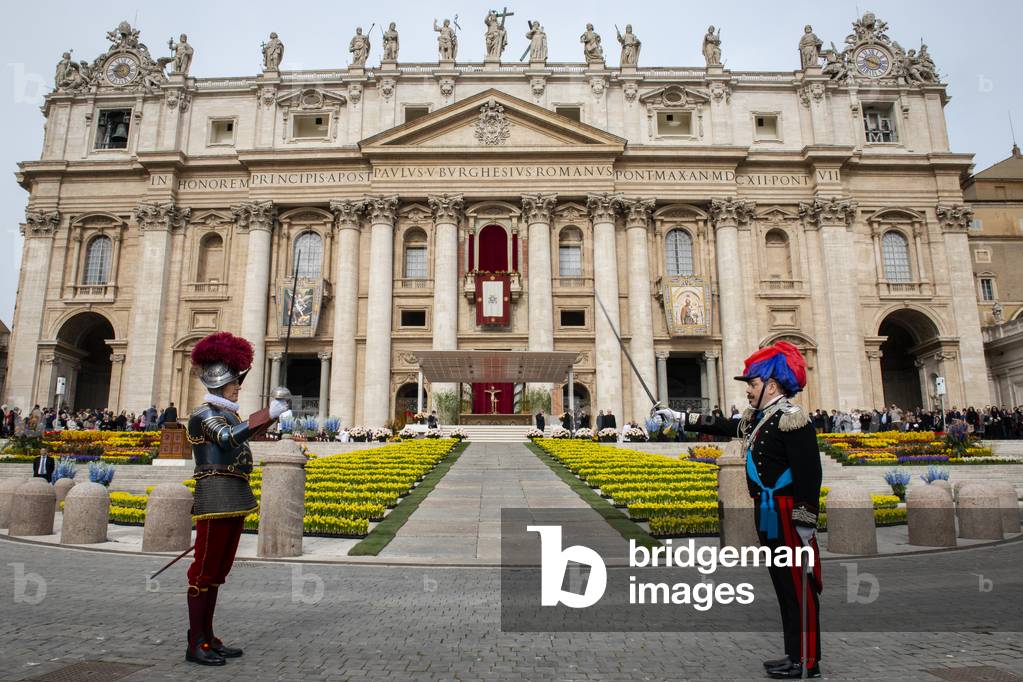 Swiss Guards and Carabinieri (Italian special Police) attend Pope Francis' Easter Mass in St. Peter's Square at the Vatican, 2019 (photo)