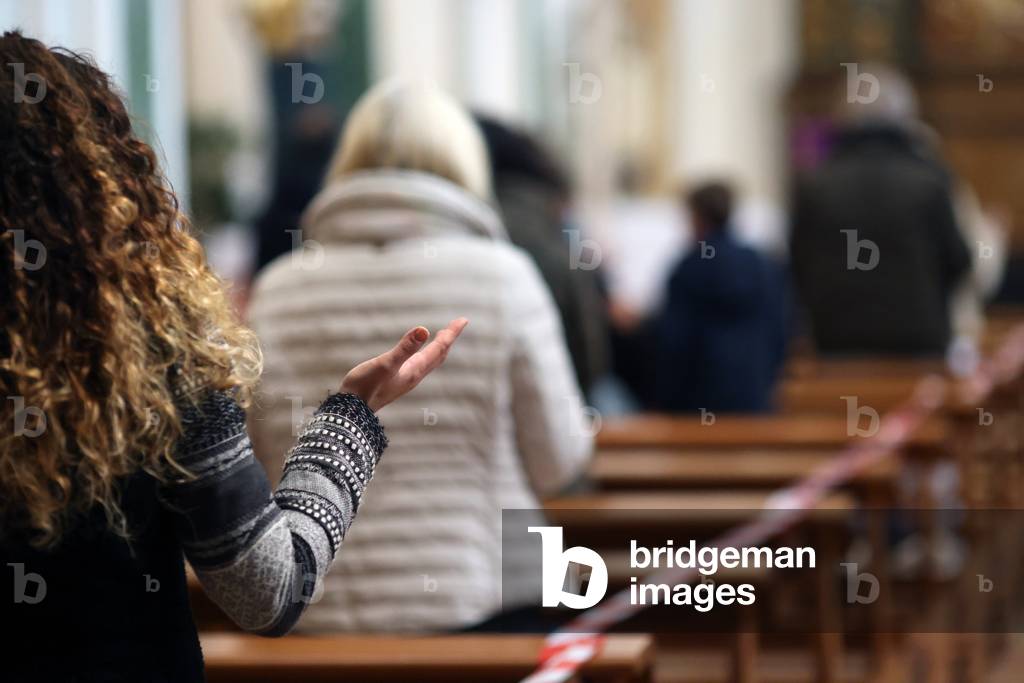 Catholic mass celebration during the COVID-19 epidemic, Annecy, France, 2020 (photo)