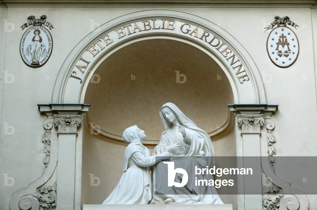 Sainte Catherine Laboure (1806-1876) aux pieds de la Vierge Marie - Statue de la cour d'entree - Chapelle Notre Dame de la medaille miraculeuse, Paris DR