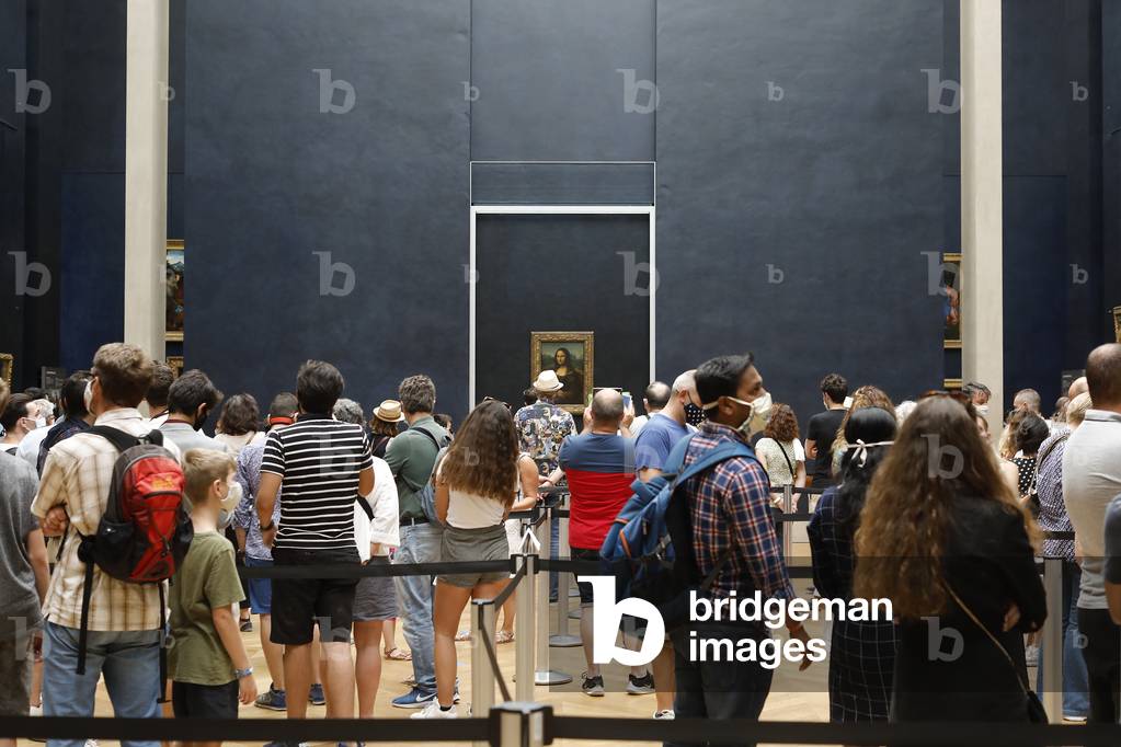 Visitors in the Louvre museum, Paris, France (photo)