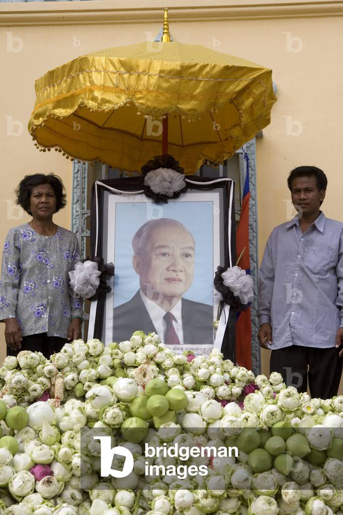 Cambodia, Phnom Penh : Cambodians paying a final tribute to the King Sihanouk