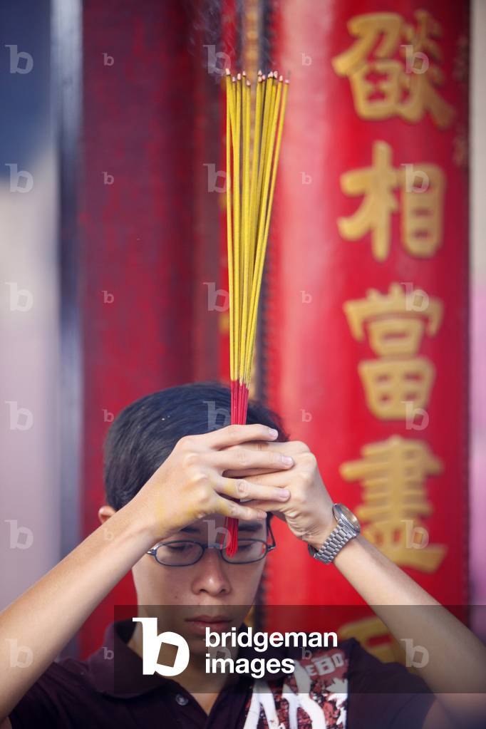 Immagine di Fotografia "Tempio di Thien Hau. Incenso bruciato durante Tet"