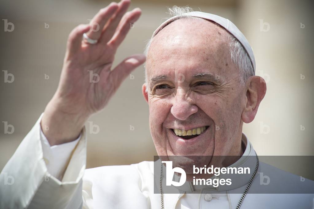 Pope Francis greets the pilgrims as he arrives for his weekly general audience in St Peter's square at the Vatican, 2017 (photo)