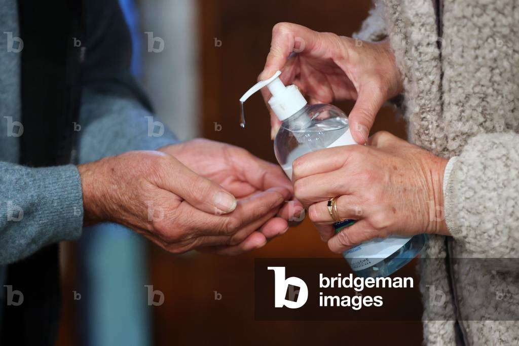 Catholic mass celebration during the COVID-19 epidemic, France, 2020 (photo)