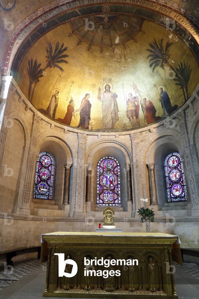 Saint-Martin d'Ainay Basilica, Main altar and cupola,  Lyon, France (photo)