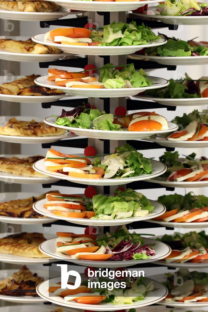 repas a la cantine - Canteen. Plates. Salad. France
