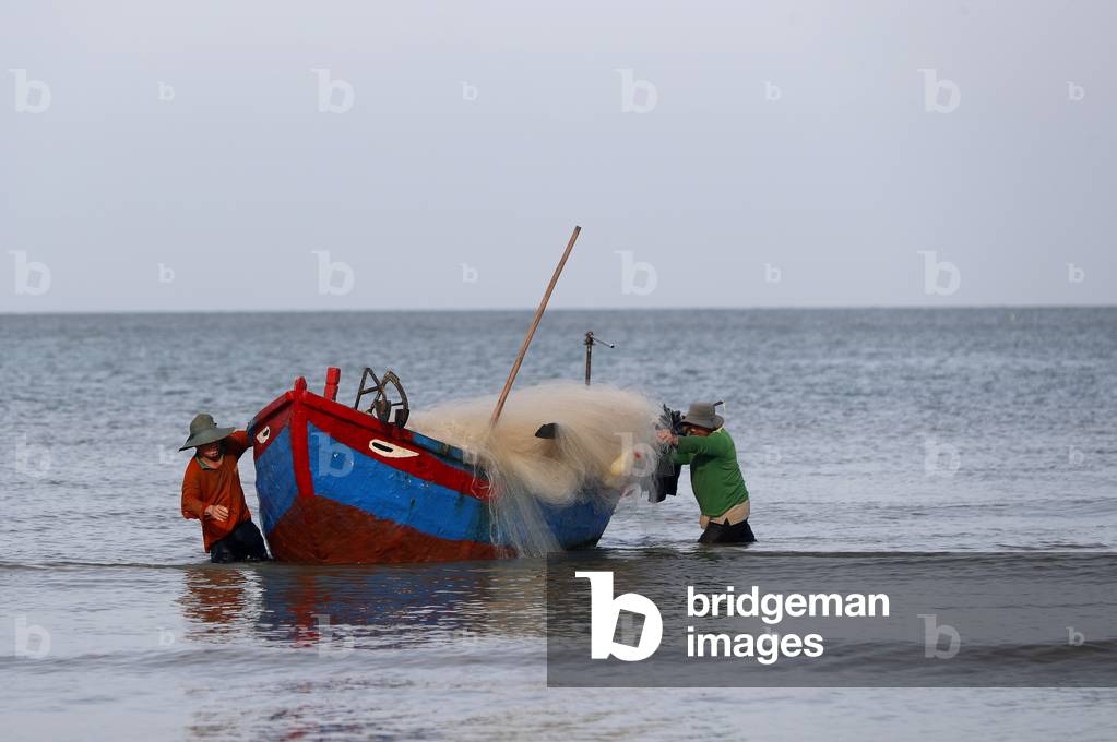 Hang Dua Bay, fishing boat arriving on the beach, Vung Tau, Vietnam (photo)
