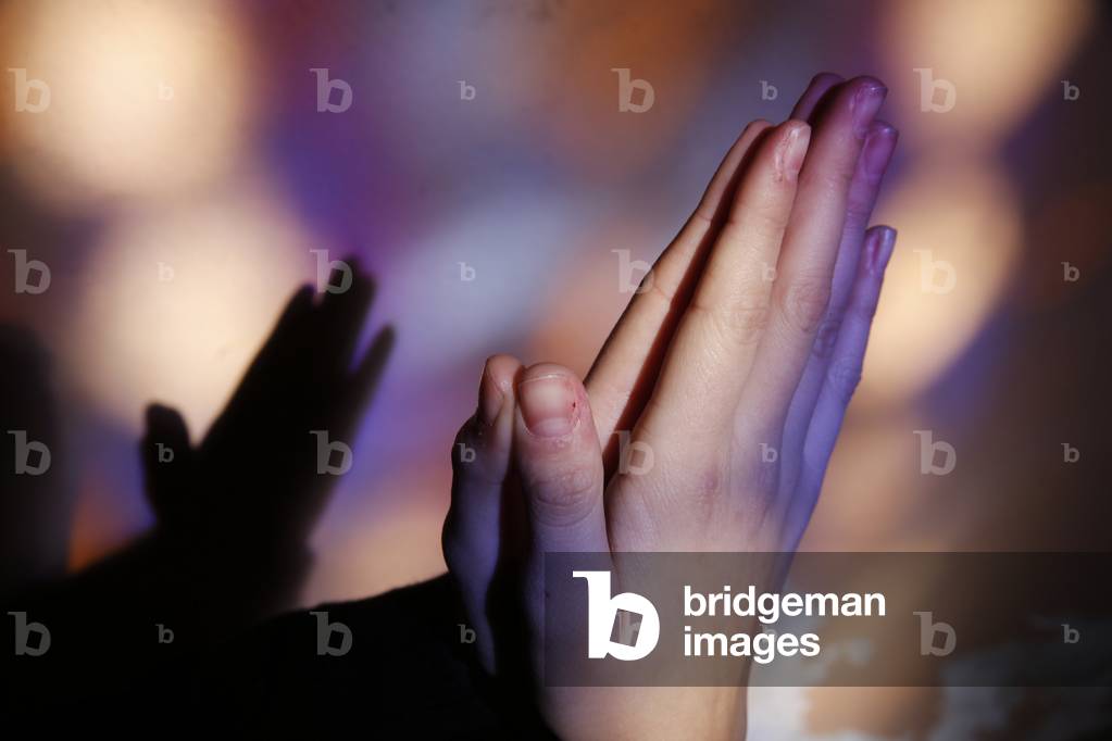 Immagine di Fotografia "Giovane ragazza che prega in una chiesa"