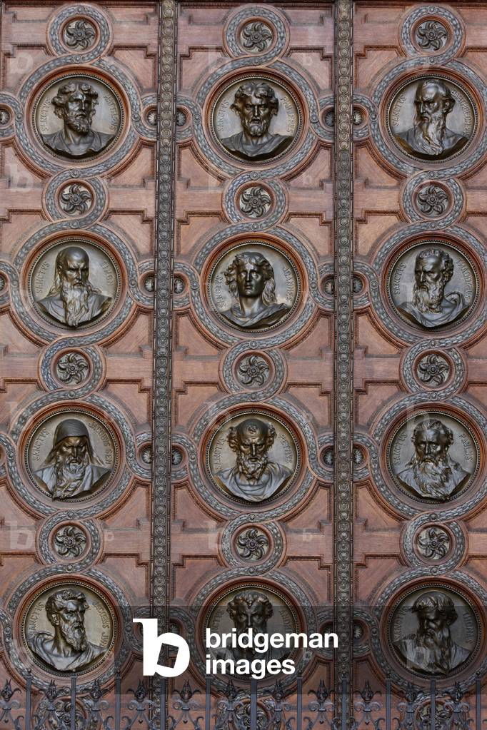 Saint-Etienne basilica door with saint medalions, Budapest, Hongrie