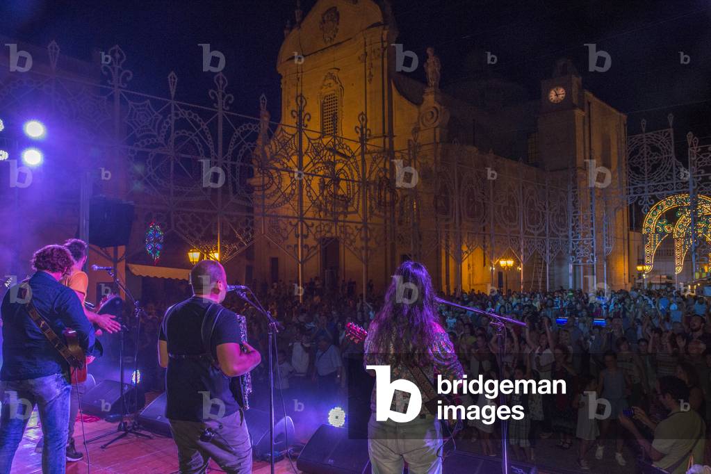 Musicians playing pizzica (traditional Salento music) in Uggiano la Chiesa, Puglia, Italy (photo)