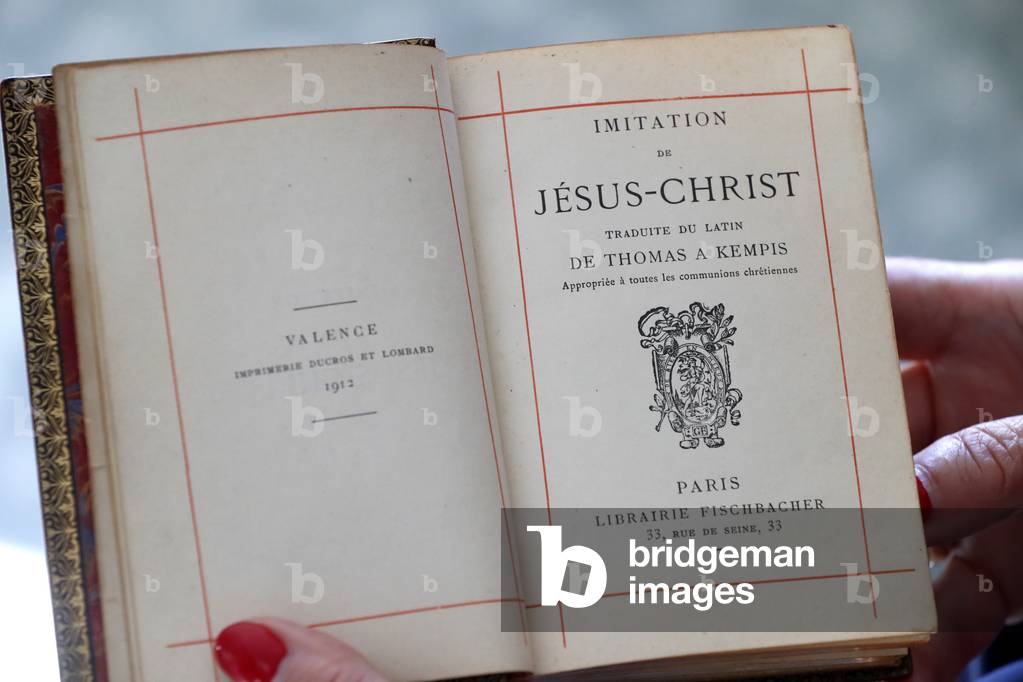 Woman reading an old christian book : Imitation de Jesus Christ, Close-up, 2018 (photo)
