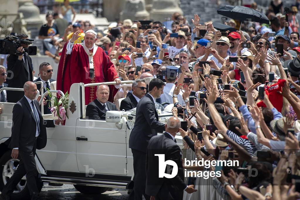 Pope Francis blesses the faithful at the end of the Pentecost Holy Mass in St. Peter's Square, at the Vatican, 2019 (photo)