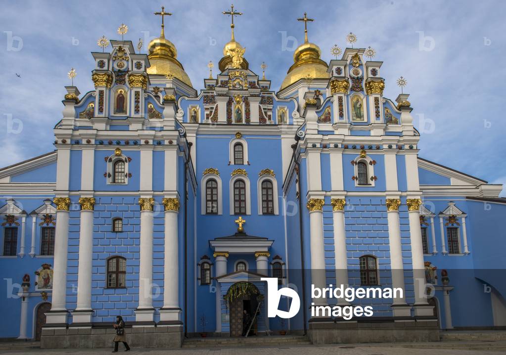 Saint Michael's monastery entrance, Kiev, Ukraine (photo)