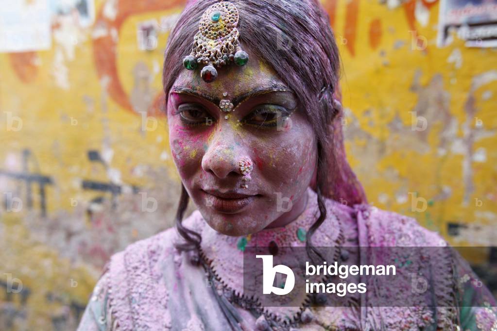Transvestite celebrating Holi festival Barsana Inde