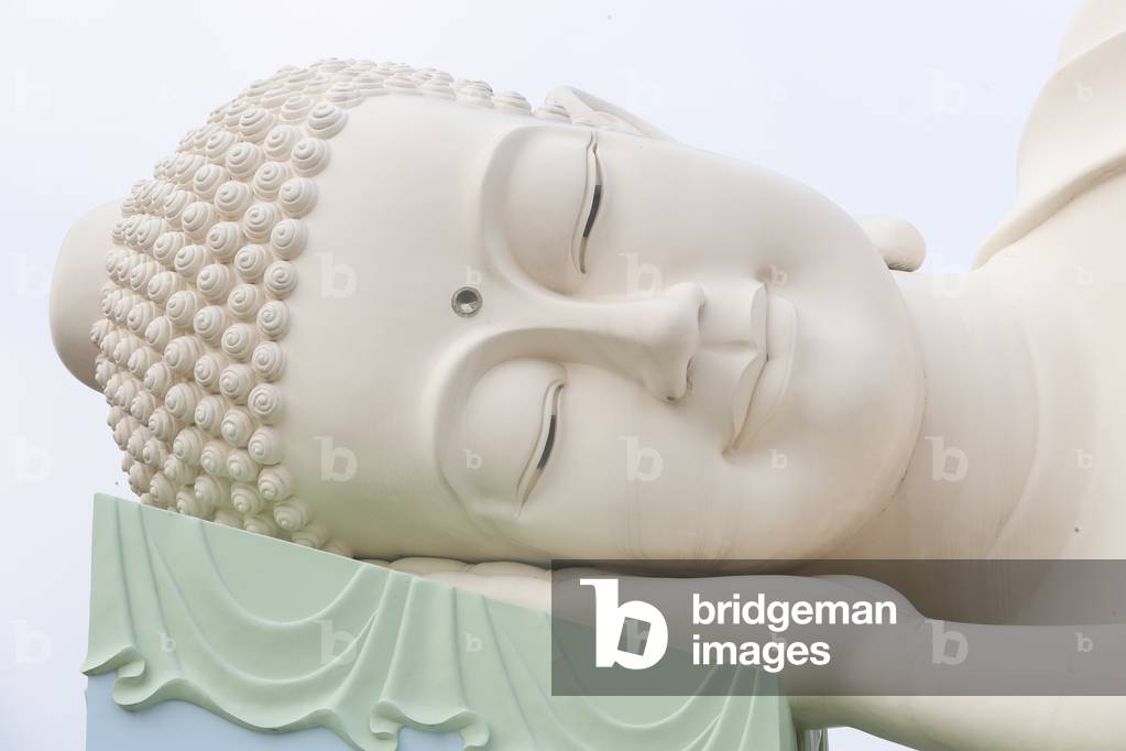 Vinh Trang Buddhist temple, Reclining Buddha statue, My Tho, Vietnam (photo)