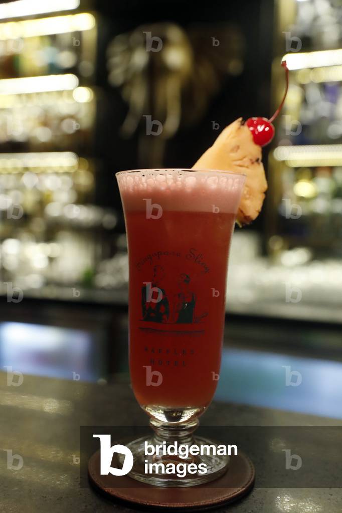 Raffles hotel le Royal, The elephant bar, Singapore Sling cocktail, Phnom Penh, Cambodia (photo)