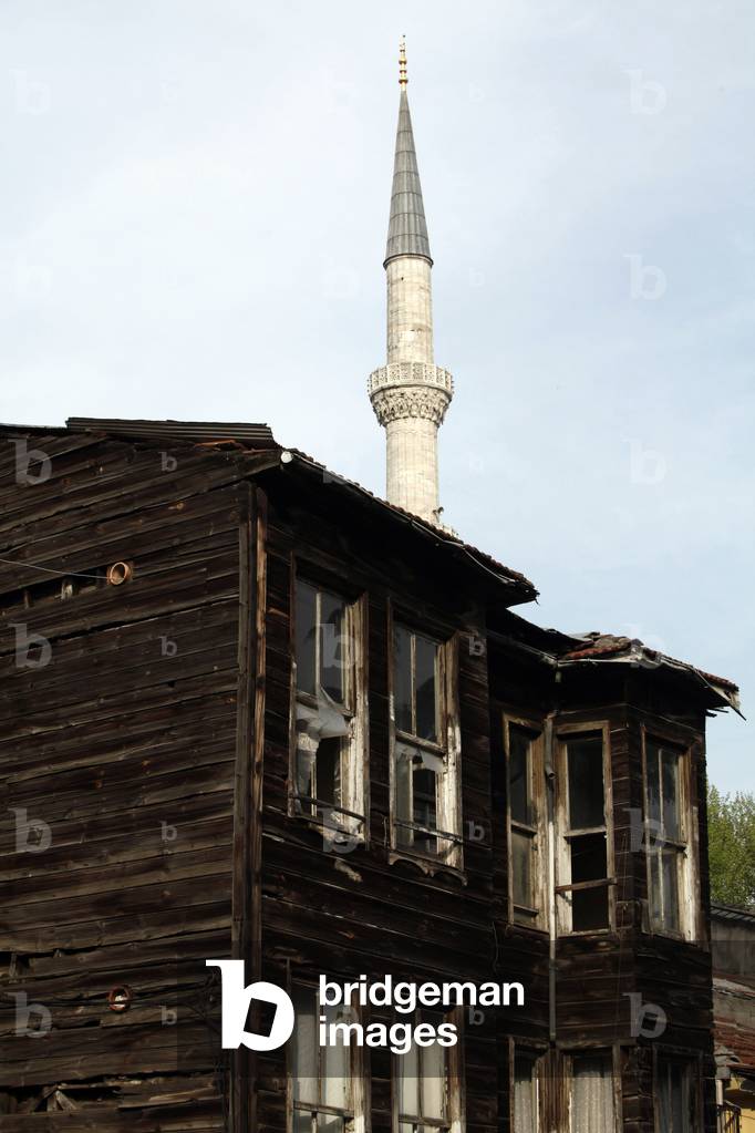 Wooden houses and minaret Istanbul Turquie