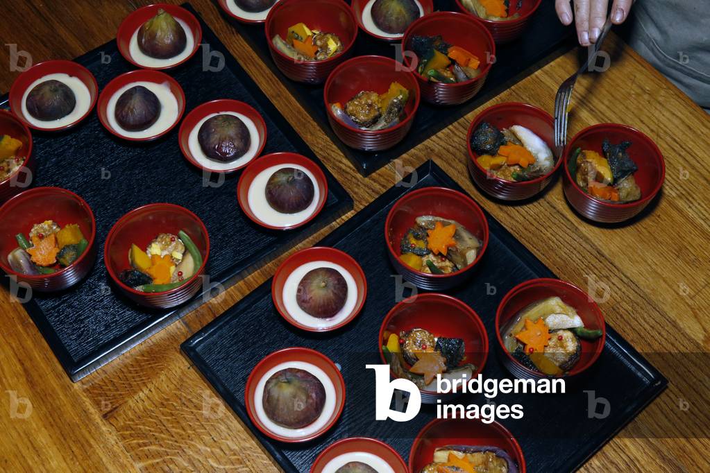 Zen sesshin (retreat). Meal. France. (photo)