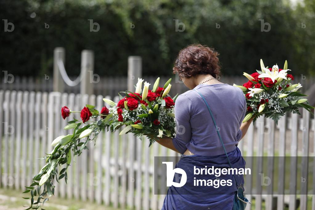 Bhaktivedanta Manor Woman carrying flowers, Watford, Grande-Bretagne