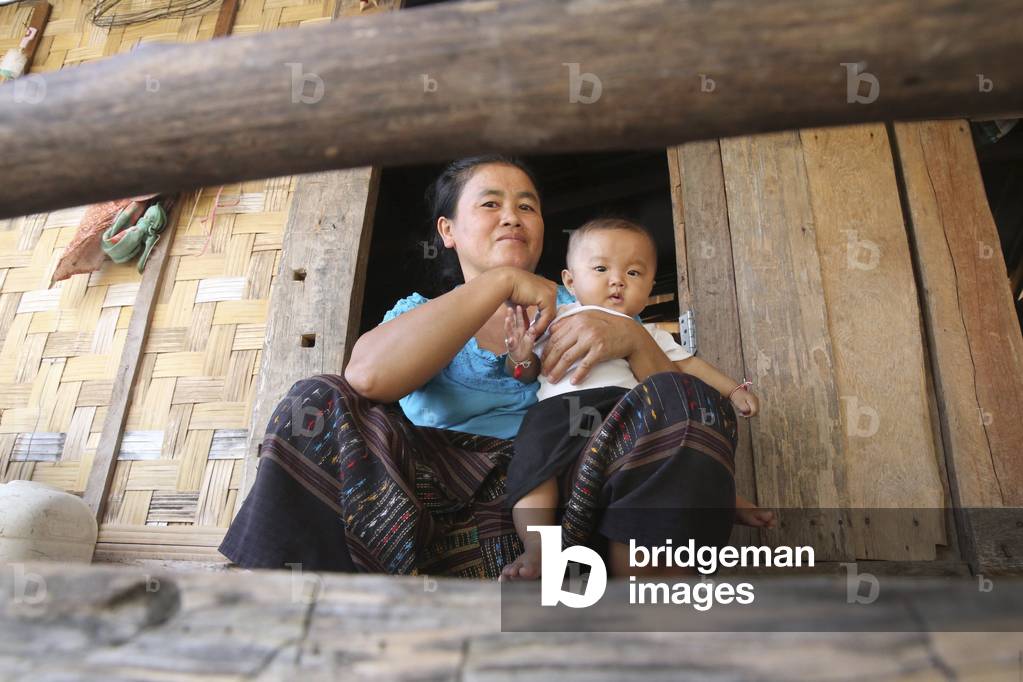 20151104, Laos : Traditional lao village. Woman with her baby