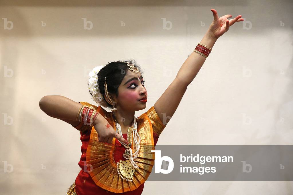 Shivaratri celebration at the Paris Ganesh Temple, France, Traditional dancing (photo)