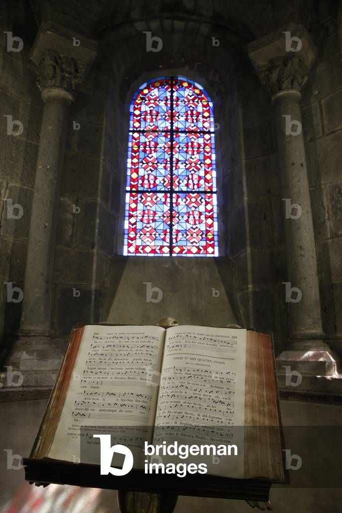 Notre Dame d'Orcival basilica, Orcival, France (photo)