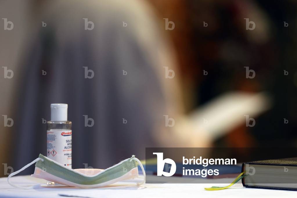 Catholic mass celebration during the COVID-19 epidemic, France, 2020 (photo)
