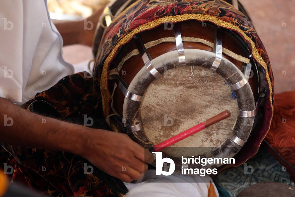 Musiker spielt Trommel während einer traditionellen Hindu-Zeremonie. Sri Mariamman Hindu-Tempel. Singapur