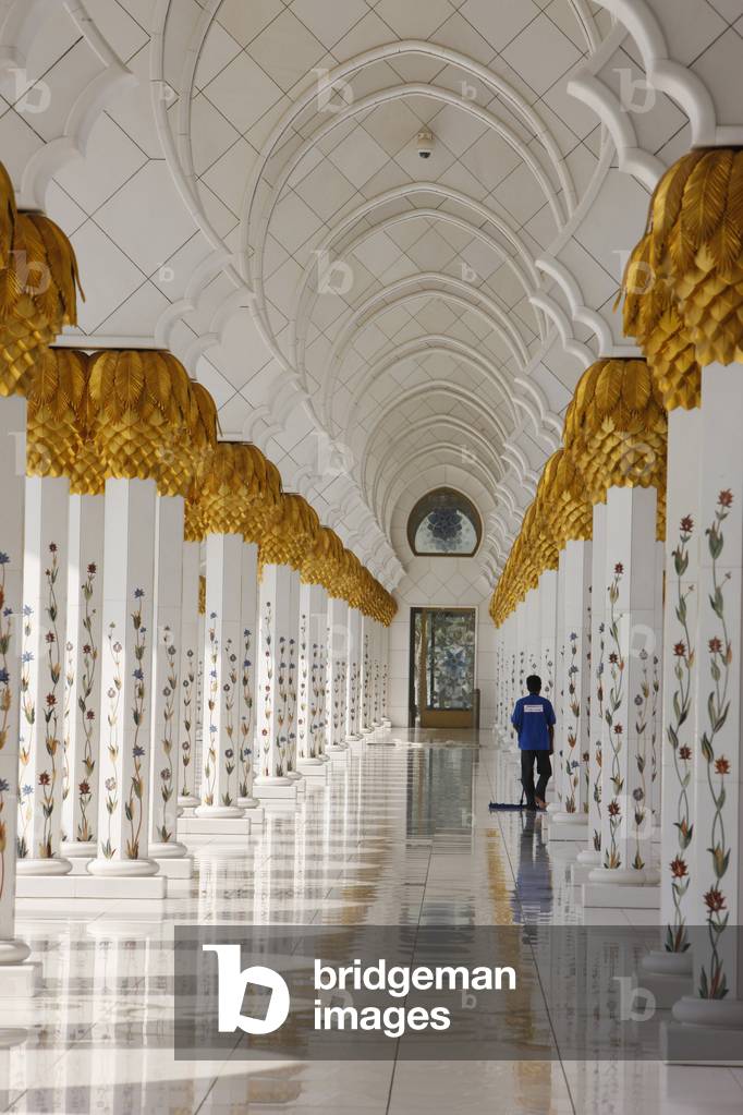 Sheikh Zayed Grand Mosque : The Mosque has 1,096 columns in its exterior, Abu Dhabi, United Arab Emirates