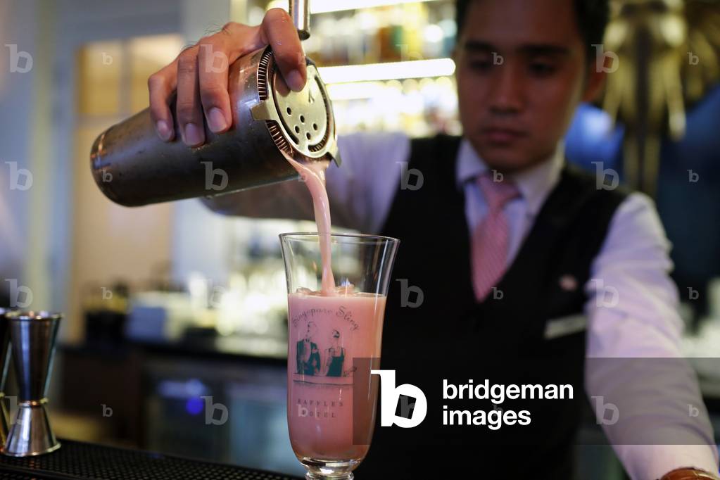 Raffles hotel le Royal, The elephant bar, Singapore Sling cocktail, Phnom Penh, Cambodia (photo)