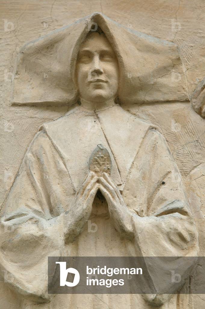 Sainte Catherine Laboure tenant dans ses mains la medaille miraculeuse. Bas relief sculpte. Chapelle de la medaille miraculeuse, Paris. DR