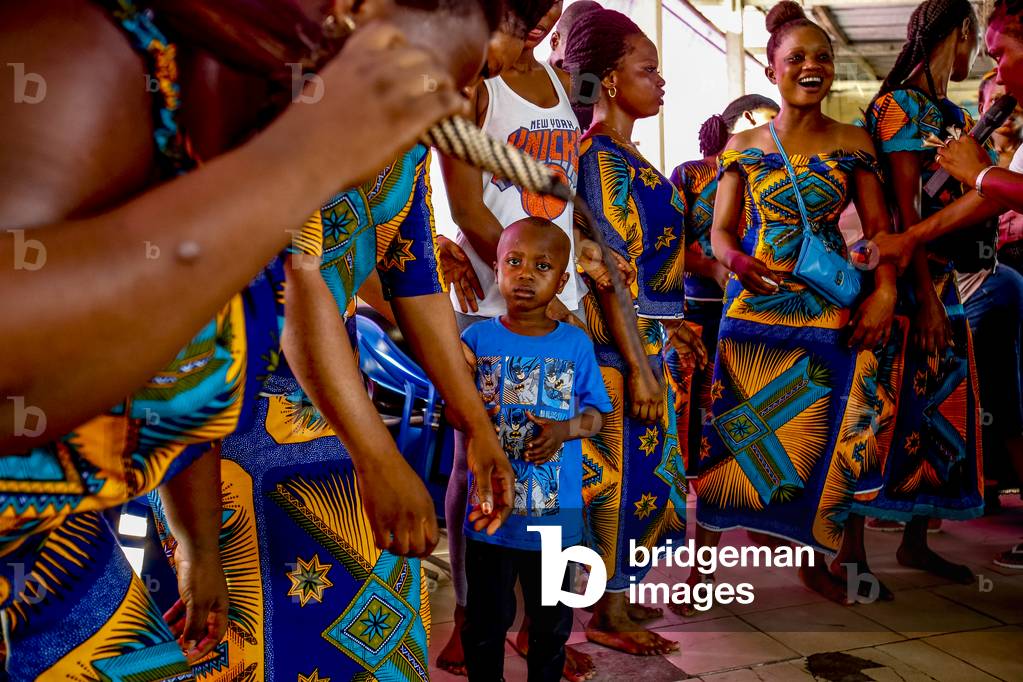 Young women partying on a sunday evening in Abidjan, Ivory Coast, 2017 (photo)