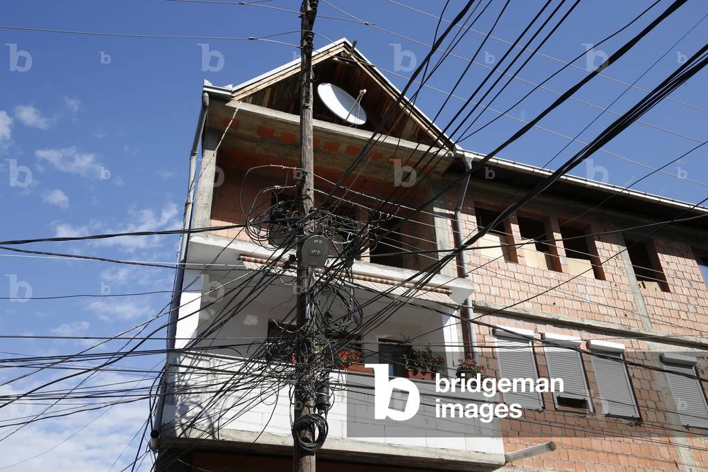 Electric wiring and building in Prizren, Kosovo, 2018 (photo)