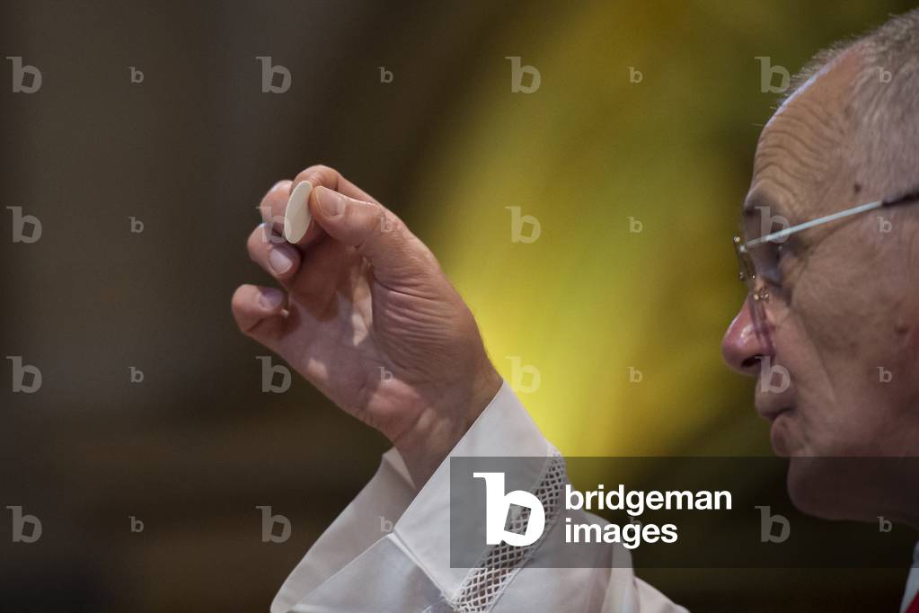 Holy Communion - Catholic priest in Rome, Italy, 2016 (photo)