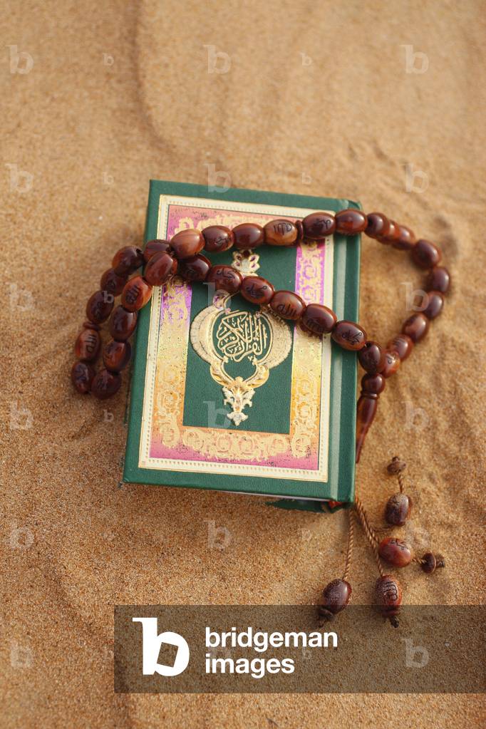 Coran and prayer beads in sand, Dubai, Emirats Arabes Unis