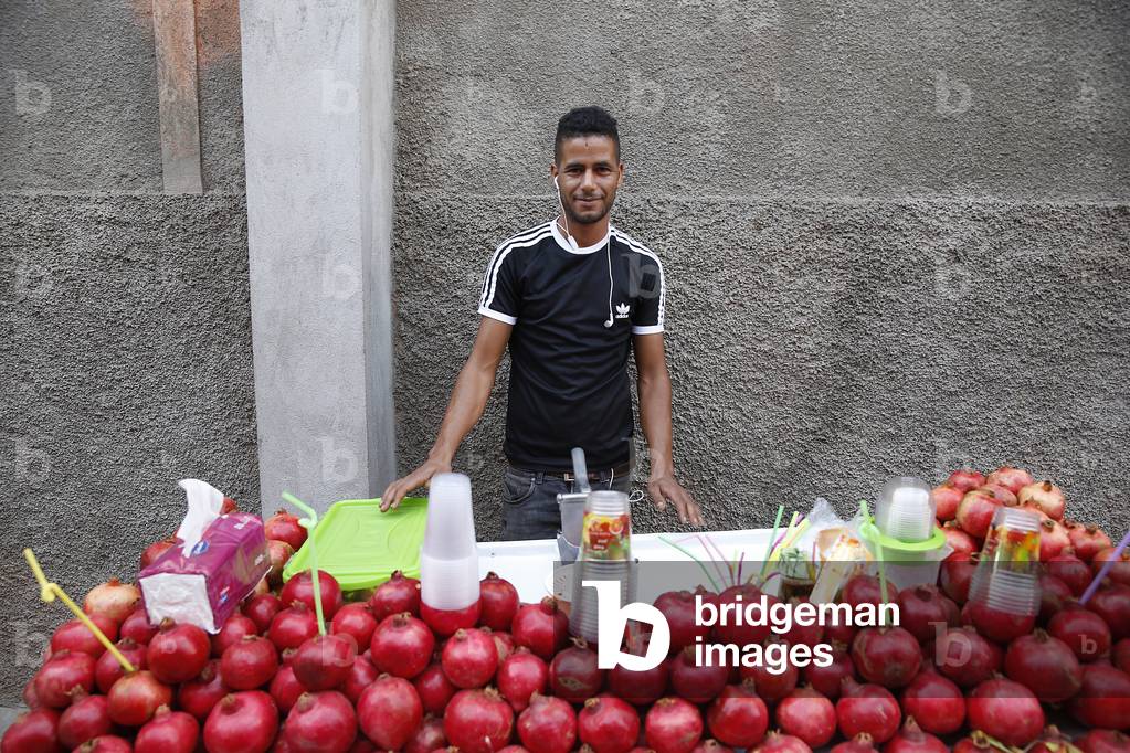 Juice stall in Marrakesh medina (old city), Morocco (photo)