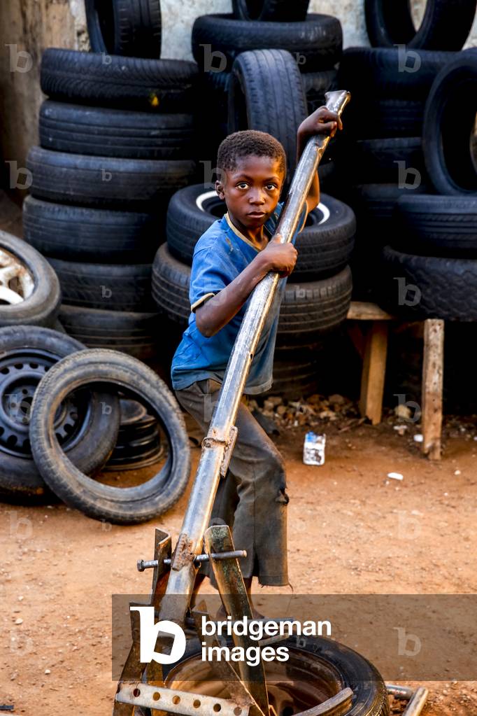 Boy working in a garage in Daloa, Ivory Coast, 2017 (photo)