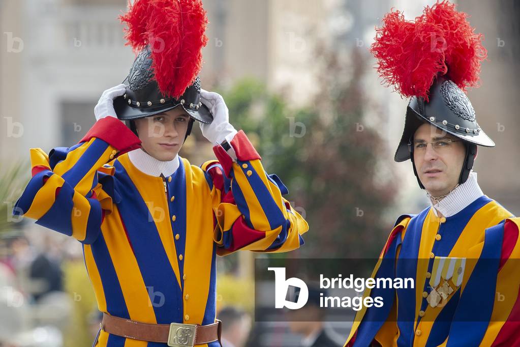 Swiss guards get ready for the arrival of Pope Francis, 2019 (photo)