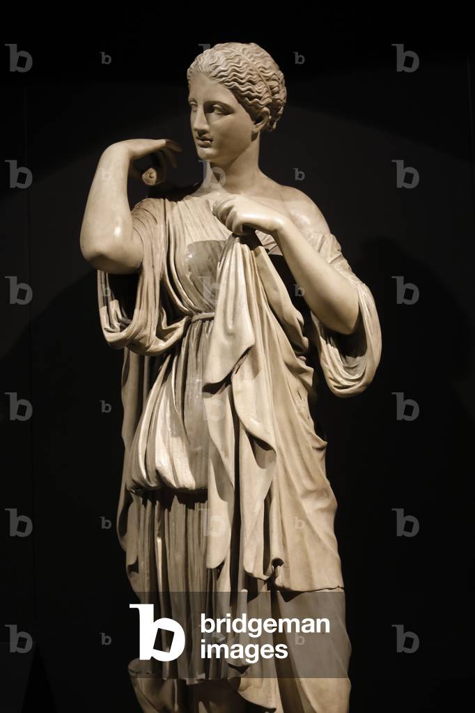 Copy of a Louvre museum statue in the subway, Paris, France.