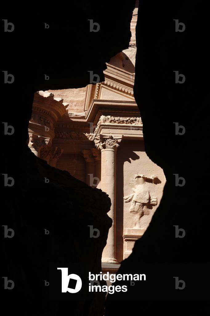 Petra archaeological site : glimpse of the Treasury (Al Khazneh), Petra, Jordanie