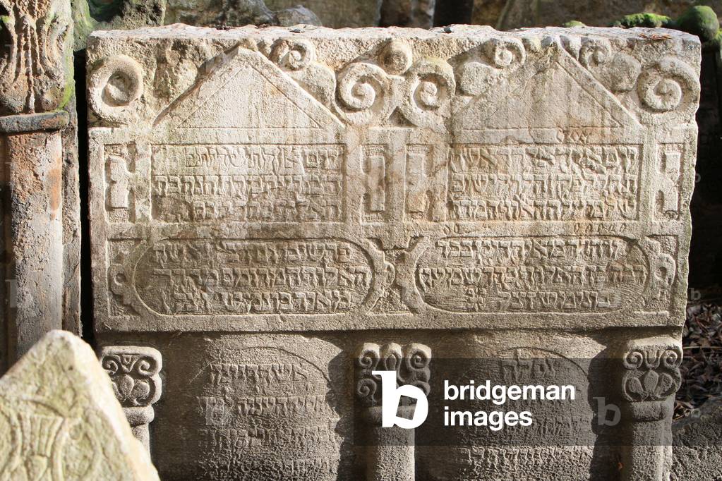 Jüdische Inschriften auf einem Grabstein, Jüdischer Friedhof, Prag, Tschechische Republik