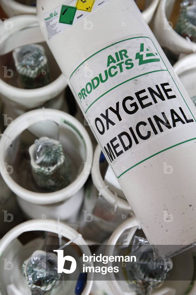 France, Ile-de-France, Paris : Medical oxygen bottles