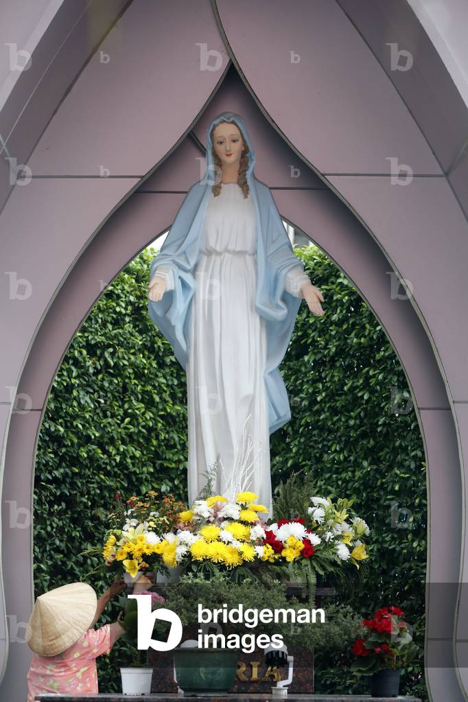 Church of the Sacred Heart of Jesus ( Nha Tho Tan Dinh ), Virgin Mary statue, Ho Chi Minh City, Vietnam (photo)