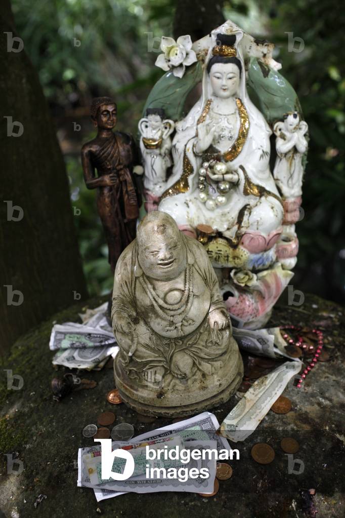 Money offering and statues in the garden of Buddhapadipa temple, Wimbledon, Grande-Bretagne