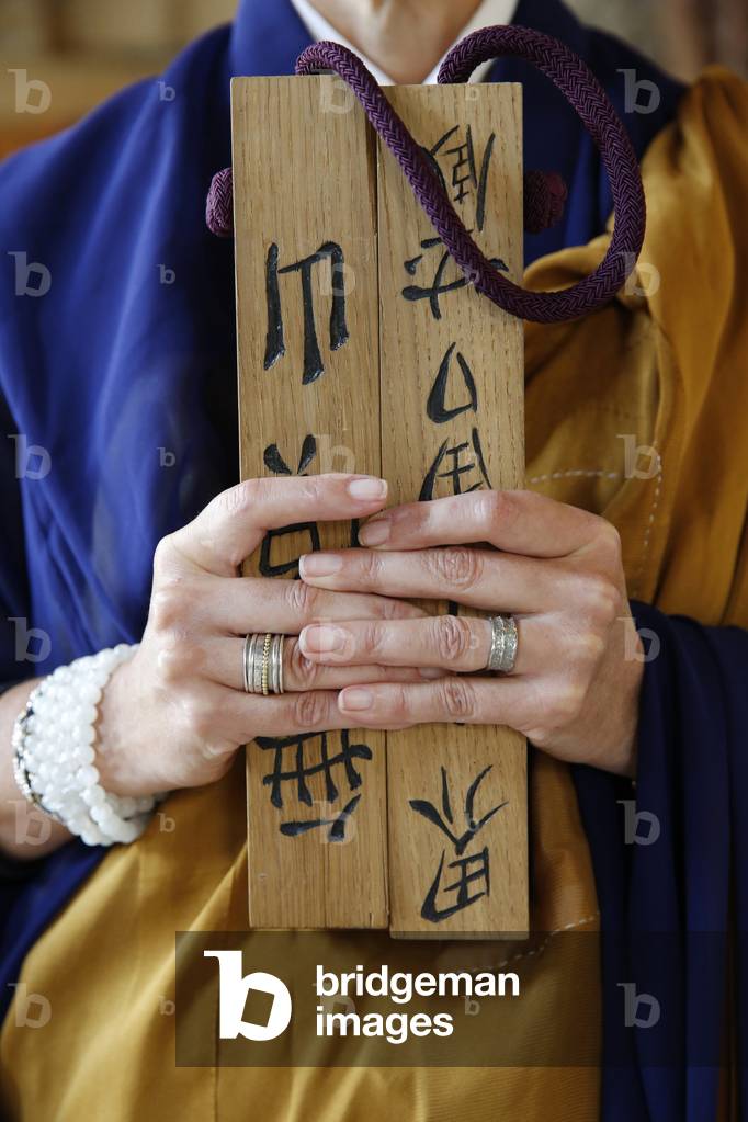 Zen sesshin (retreat). Boddhisatva holding clapperboard. France. (photo)