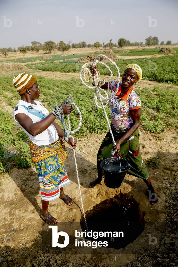 Women fetching water in Namong, Tone district, Togo (photo)