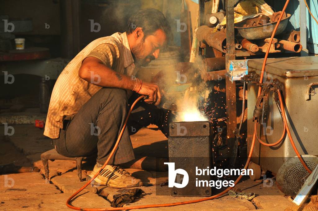 India, Rajasthan, Pushkar : Welder in Pushkar (photo)